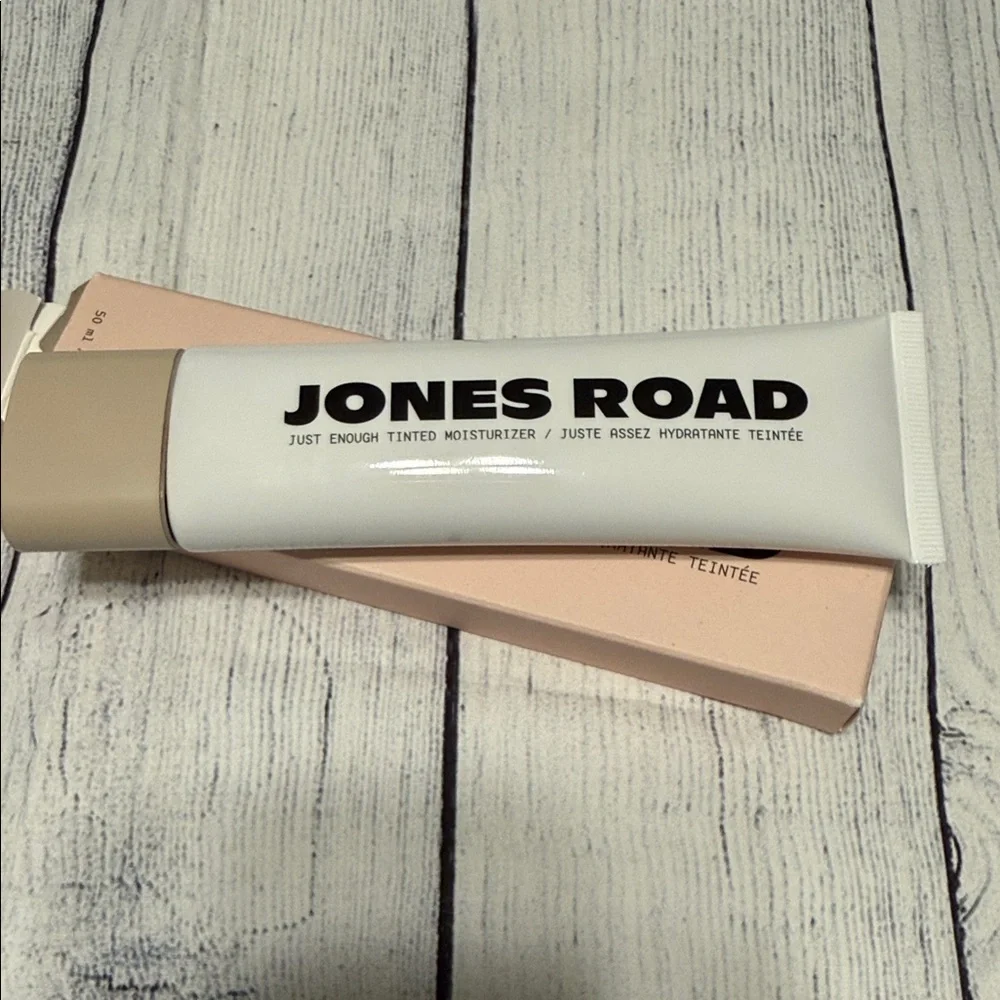 Jones Road Just Enough Tinted Moisturizer Porcelain - Picture 3 of 4